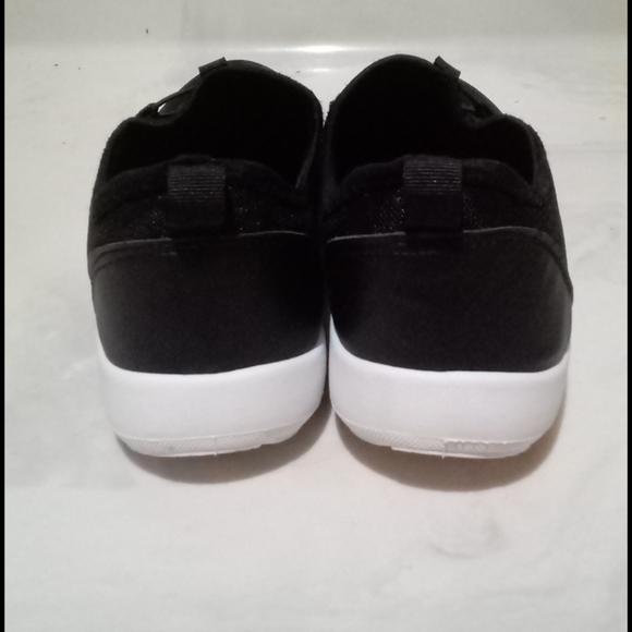 Size 9 left 🌟NEW🌟Black Slip On Shoes - Picture 7 of 14